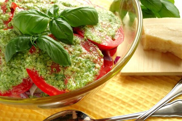 Салат с соусом песто